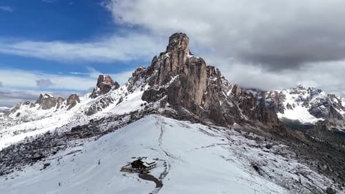 Drone cinématographique filmé en train de s'éloigner de Ra Gusela et du paysage hivernal de Passo Giau
