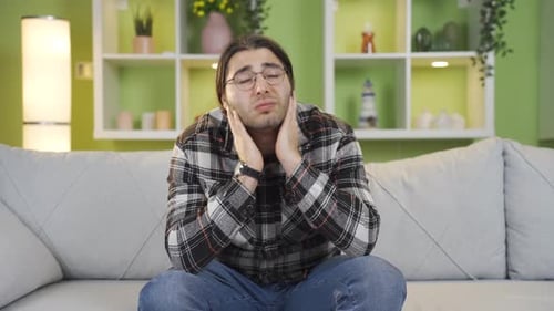 Jeune homme dépressif souffrant de troubles personnels.