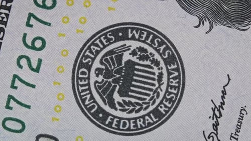 Nahaufnahme eines rotierenden Fragments einer 100-Dollar-Note