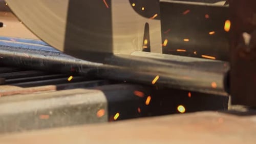 professionelle Heimwerker-Drehmaschine schneidet ein Metallrohr
