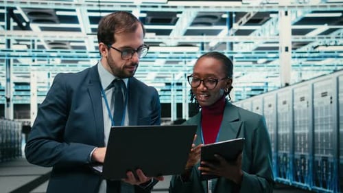 Das Engineering-Team für Rechenzentren nutzt AR-Technologie und arbeitet zusammen