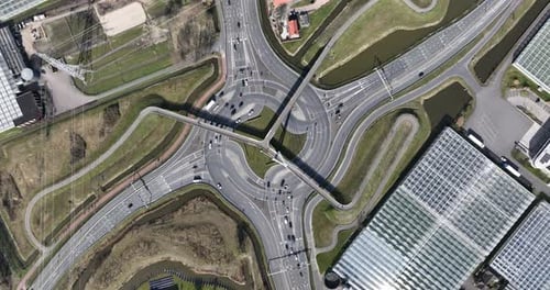 Luftaufnahme eines mehrspurigen Kreisverkehrs, der komplexe städtische Verkehrsbewegungen zeigt