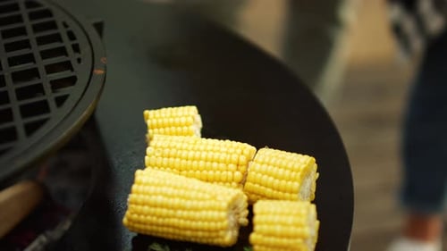 Mais auf dem Grill im Hinterhof grillen