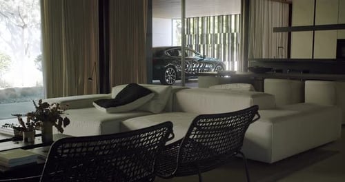 Casa moderna con muebles, pared de vidrio y garaje para vehículos con puerta automática