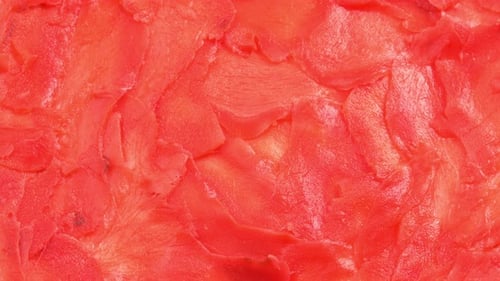 Le gingembre mariné rouge pour les rouleaux de sushi tourne comme le fond pour les restaurants, les bars, la restauration publique