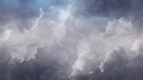 Gewitter, die in dunklem Himmel auftreten