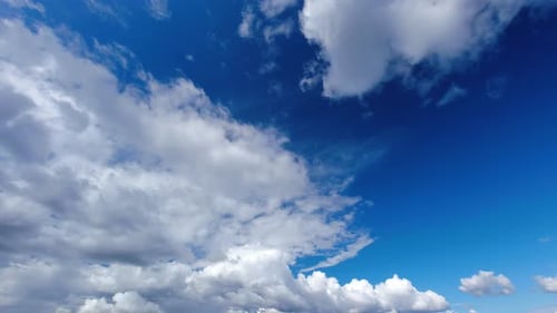 Zeitraffer großer Wolken, die sich am Himmel bewegen.