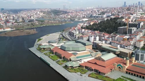 Centre des congrès Halic d'Istanbul et canal de la Corne d'Or, rotation vers la gauche