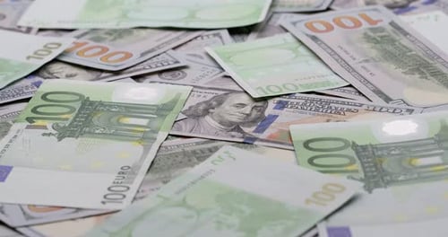 Bargeld, USD und EURO, Geldhintergrund, Einhundert Dollar- und Euro-Banknoten rotieren im Makromodus