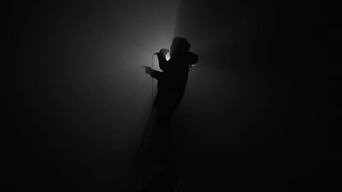 Silhouette d'un rappeur jouant avec microphone
