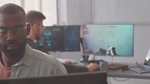 Entwickler Video Videospielen, die im Büro arbeiten