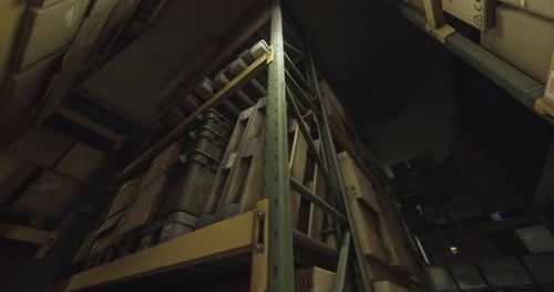 Installation de stockage remplie de boîtes empilées et d'étagères la nuit