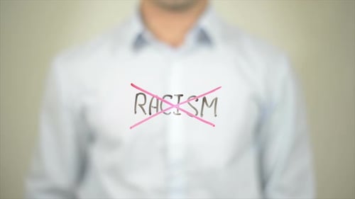 Sag Nein zu Rassismus, Mann schreibt auf transparentem Bildschirm