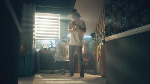 Chico jugando Vídeo con auriculares de realidad virtual