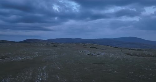 Foto aérea de prados cubiertos de suave niebla en un día nublado en el campo