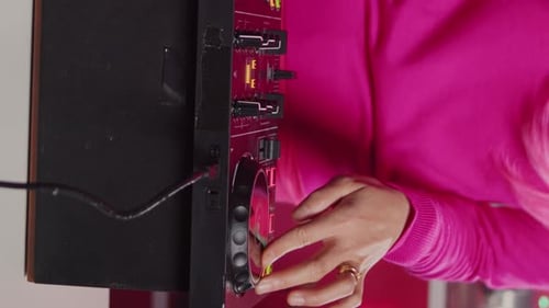 Artista de DJ de vídeo vertical que mezcla sonido electrónico con tecno utilizando tocadiscos
