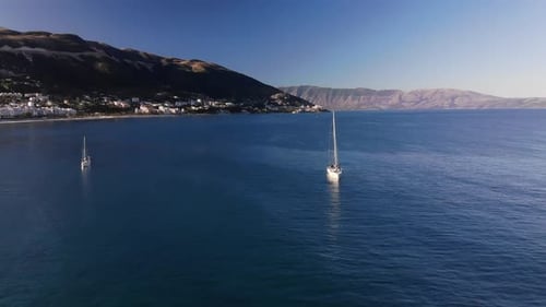 Luftbild von Vlora-Buchtyachten vor Anker Morgenlandschaft der Bucht von Vlora
