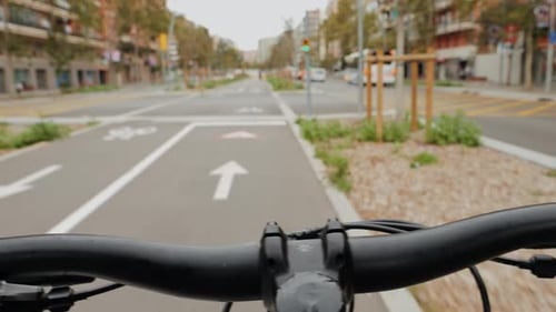 Point de vue en POV sur un vélo, gros plan d'une main sur un vélo, poignée d'une journée ensoleillée, mise en valeur