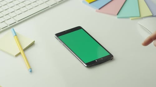 O designer está usando um telefone Android com tela verde no modo retrato.