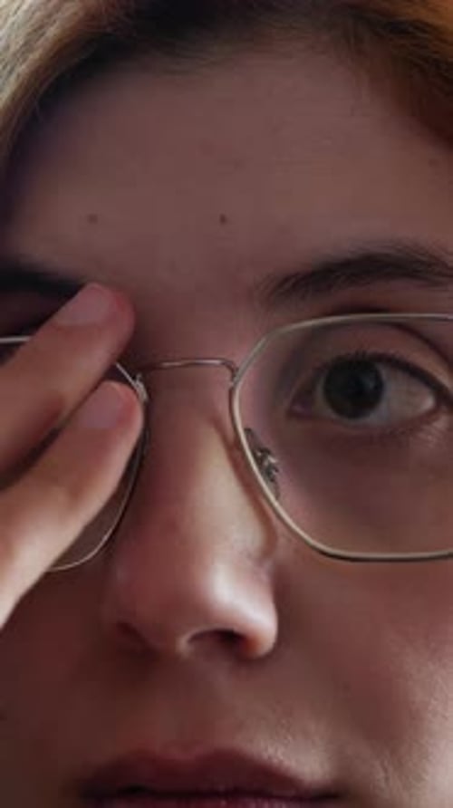 Une femme intellectuelle porte des lunettes assise sur un canapé