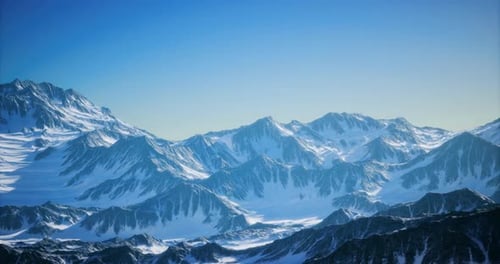 Majestätische schneebedeckte Berge unter klarem blauem Himmel während des Tages