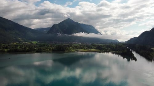 Paisagem montanhosa alpina suíça deslumbrante. Refletindo no Lago Thunerse, Brienzerseee. Voo Dolly