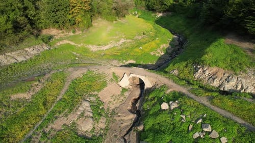 Alte Brücke in der Natur