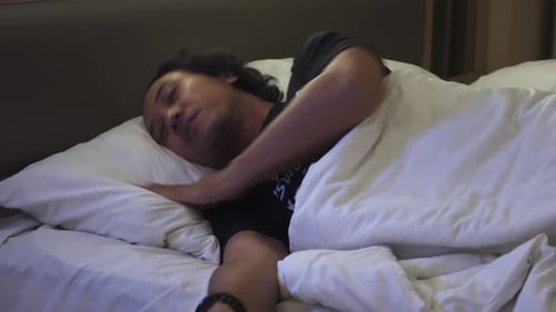 A man can't sleep on the bed