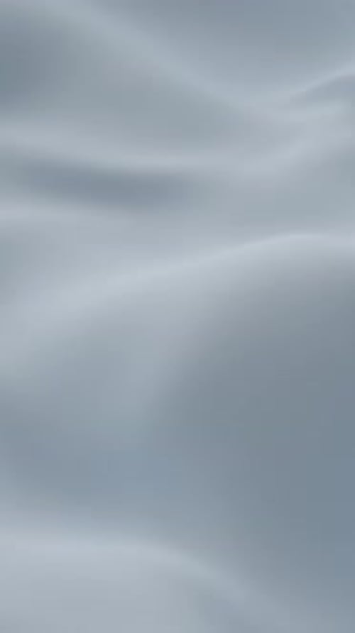 Weicher hellblauer Seidenstoff, der sanft kräuselt und glatte Wellen erzeugt eine elegante, minimale Hintergrundstruktur