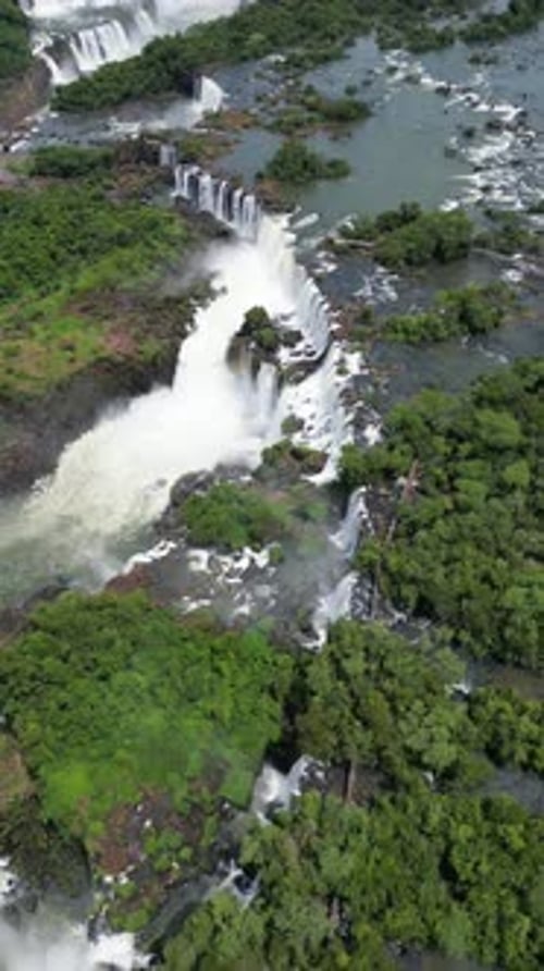 Vue aérienne des chutes d'Iguazu, site touristique de Foz do Iguacu, au Brésil et de Misiones, en Argentine.