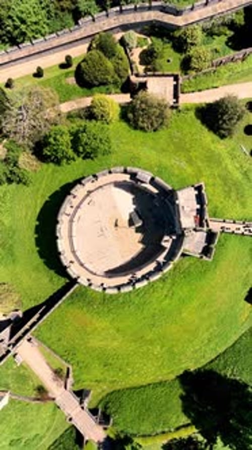 Images
aériennes ascendantes prises par drone des douves et des jardins du château. Format vidéo vertical. 9:16.
4K