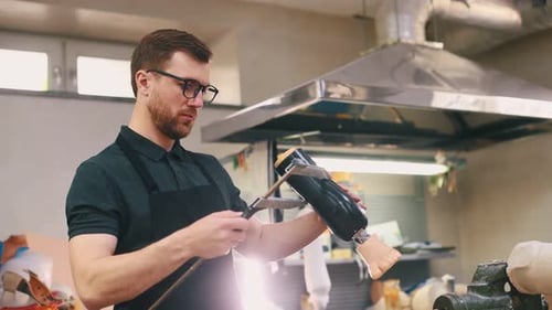 Messung des Durchmessers. Techniker, der im modernen Labor mit Prothesen arbeitet