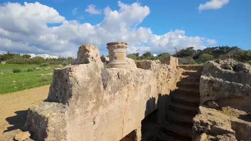 Structure en pierre partiellement dressée à Kato Pafos avec une base à colonne unique sur le dessus, adossée à un pont
