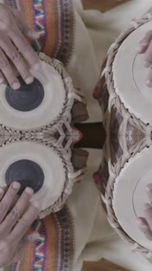 Hands on Tabla Drum en position verticale
