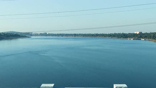 Paisagem panorâmica da ponte do rio Narmada na Índia