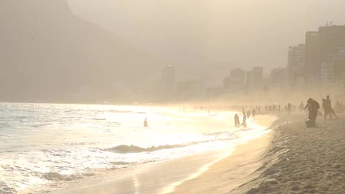 Multidões de pessoas curtindo um dia na praia de Ipanema, no Rio de Janeiro, Brasil