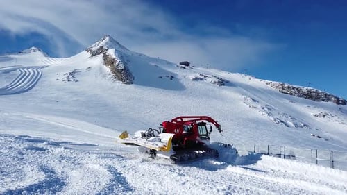 Schneeräumung und Pistenpräparierung mit Pistenraupe im Urlaub in Mayrhofen