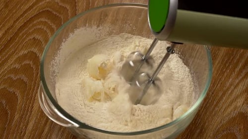 Baking Essentials: mezclar harina y mantequilla con una batidora eléctrica de mano