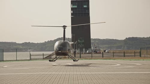 Hélicoptère utilitaire atterrissant sur l'aire d'atterrissage