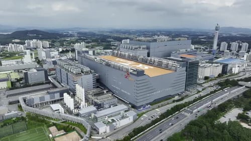 Vue aérienne de l'immense usine de semi-conducteurs d'Icheon