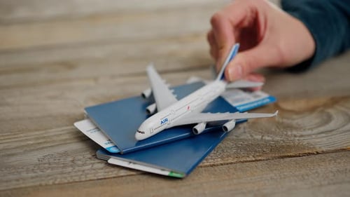 Fernweh, Geschäftsinhaber demonstriert Flugtickets, Reisende aus nächster Nähe warten