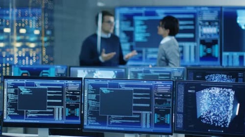 Na sala de controle do sistema de data center, monitores mostram trabalhos realizados em redes neurais e integração de IA