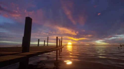 Holzsteg, der sich bei Sonnenuntergang in einen See mit strahlendem Himmel erstreckt