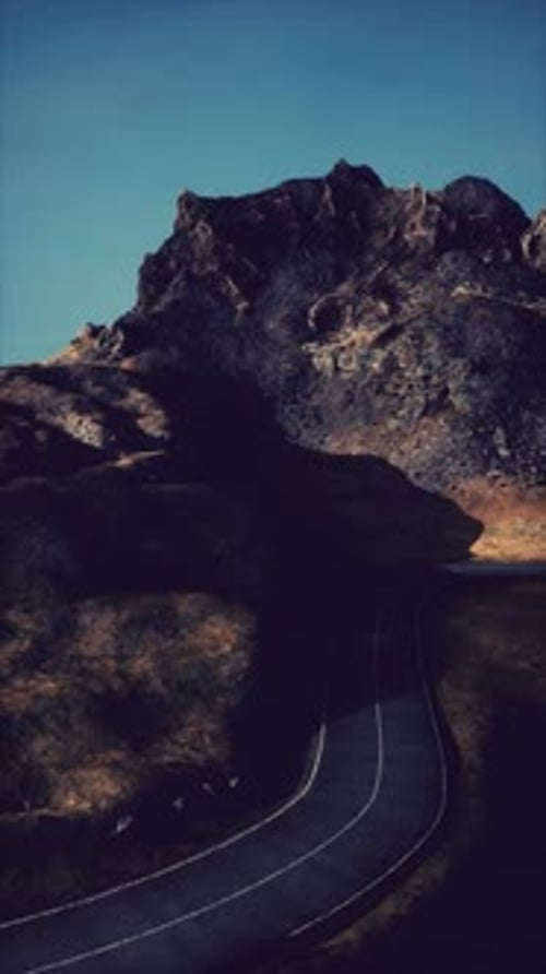 Estrada sinuosa com fundo de montanha