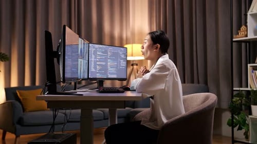 Femme programmeuse ayant une réunion sur ordinateur tout en créant une application de développement d'une Appli d'ingénieur logiciel