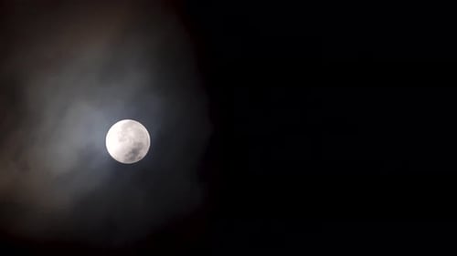 Wolken, die über das Mondlicht treiben