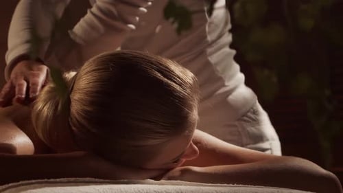 Frau lässt sich vom Therapeuten massieren und lässt sich im Spa Healthcare massieren