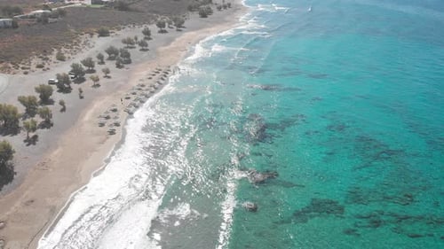Vue panoramique sur les parasols sur la côte de la mer par une journée ensoleillée