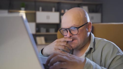 Erfolgreicher Hacker auf dem Laptop, Freude.