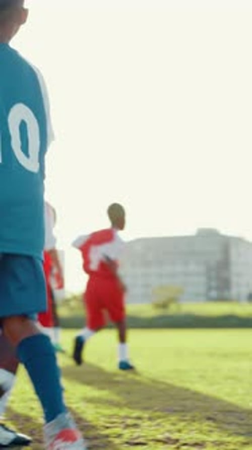 Kickspieler, Kinder- oder Jungenfußballer mit Siegtor bei einem Spiel oder Spiel in einem Jugendturnier